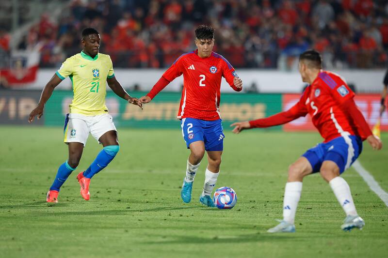 ¿Nueva polémica en la Selección Chilena? Fue liberado por lesión y ya entrena con normalidad en la U. Foto: Aton.
