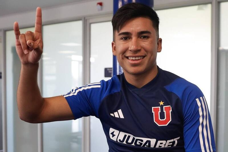 José Castro utilizando la camiseta de Universidad de Chile con el nuevo logo de JugaBet.