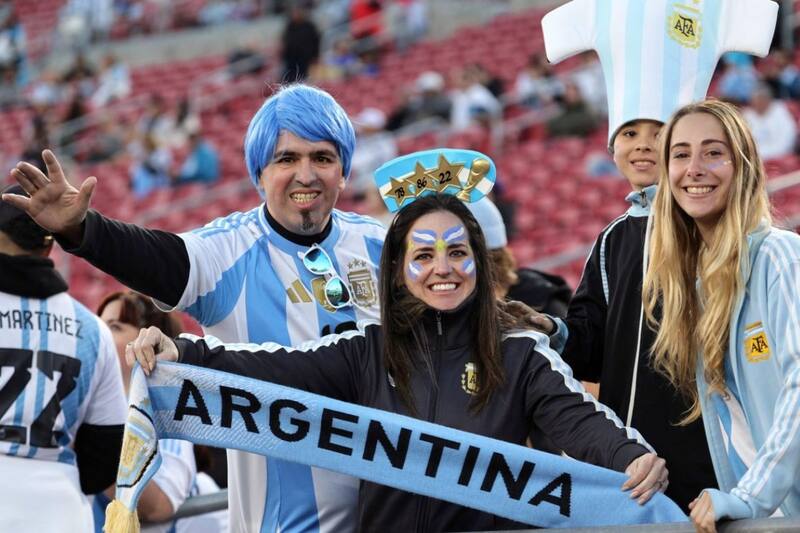 De los pocos hinchas argentinos que fueron al Coliseo de Los Angeles, para el partido entre Argentina y Costa Rica.