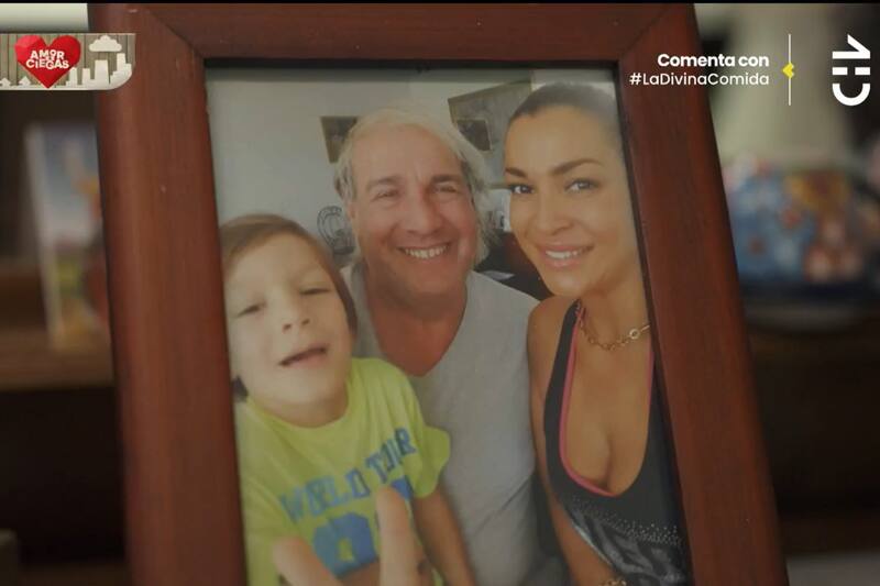 En su casa, la modelo tiene muchas fotografías junto a su familia.