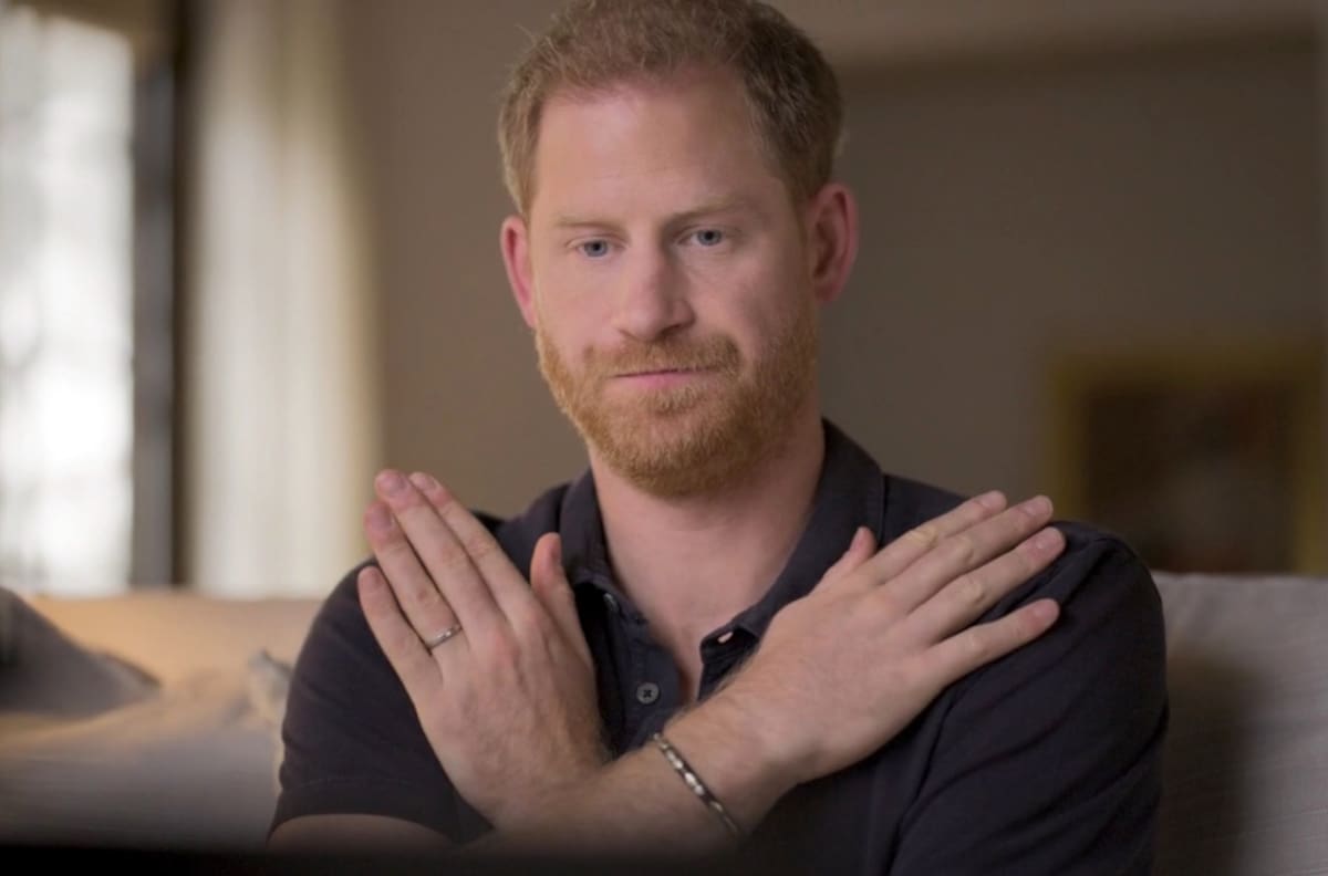 "Solo puedo recordar como un vació": El Príncipe Harry se somete a terapia en televisión para sanar el trauma por la muerte de su madre