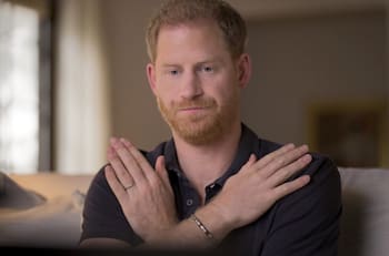 "Solo puedo recordar como un vació": El Príncipe Harry se somete a terapia en televisión para sanar el trauma por la muerte de su madre