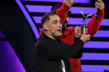 Manuel Turizo le entregó una Gaviota Inclusiva: Lucho Miranda sacó carcajadas en el Festival de Viña 2024