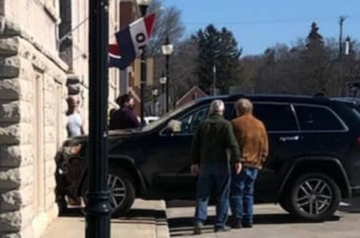 Perrita condujo camioneta y chocó contra galería de arte en EE.UU.