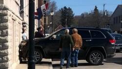 Perrita condujo camioneta y chocó contra galería de arte en EE.UU.