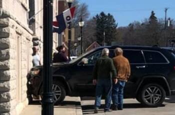 Perrita condujo camioneta y chocó contra galería de arte en EE.UU.