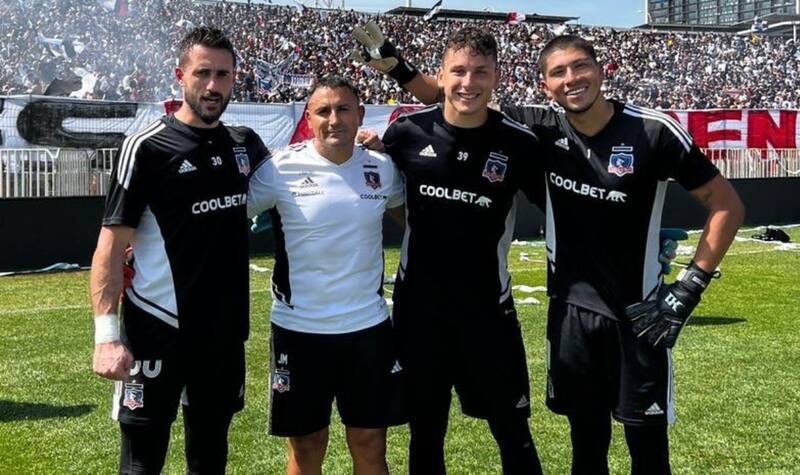(de blanco) con los arqueros de Colo Colo.