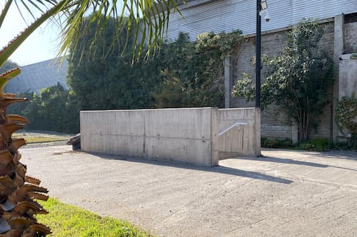 Cuenta con su obra gruesa terminada, sin embargo, no presenta terminaciones.