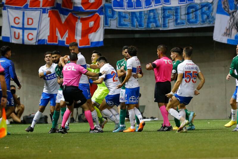 Pelea en el Universidad Católica vs Audax Italiano. Foto: Aton.