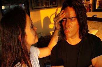 "¿Están cortando alambre?": Cristián Riquelme le jugó pesada broma a su esposa, Claudia Quinzio, mientras se hacía la pedicure