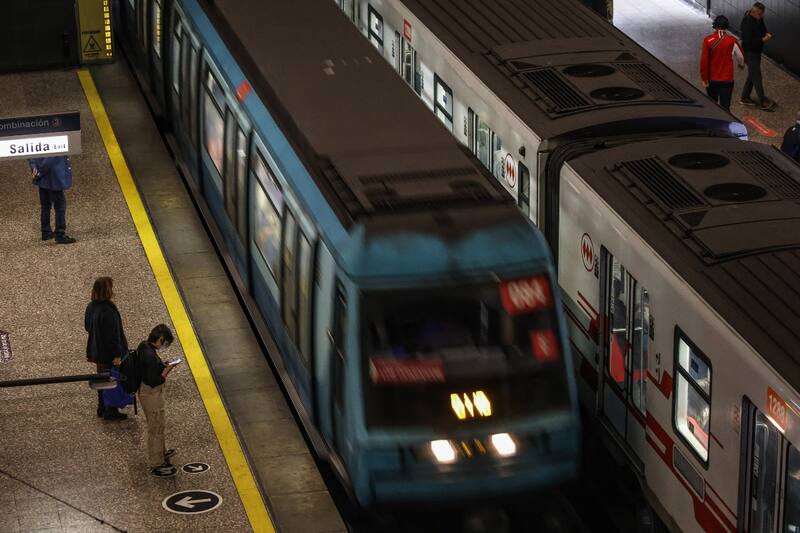 La presencia de una persona en la vía obligó a cerrar cuatro estaciones de la Línea 1 este lunes. Créditos: Diego Martin /Aton Chile.