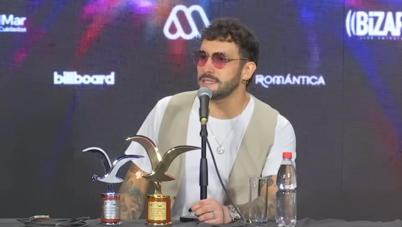 El comediante logró conquistar al monstruo y se llevó ambas gaviotas. Créditos Captura: YouTube.