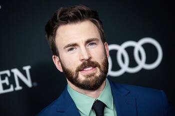 Chris Evans aprovechó la filtración de foto íntima con un llamado a votar