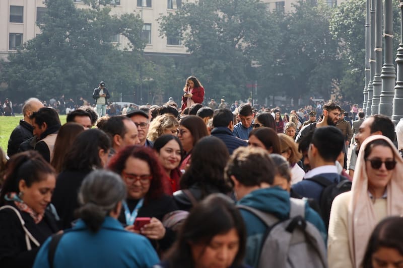 Cientos de personas salieron a las calles por un fuerte olor a gas.