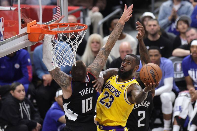 LeBron James fue la figura en la victoria de los Lakers ante Clippers en la NBA (Foto: EFE)