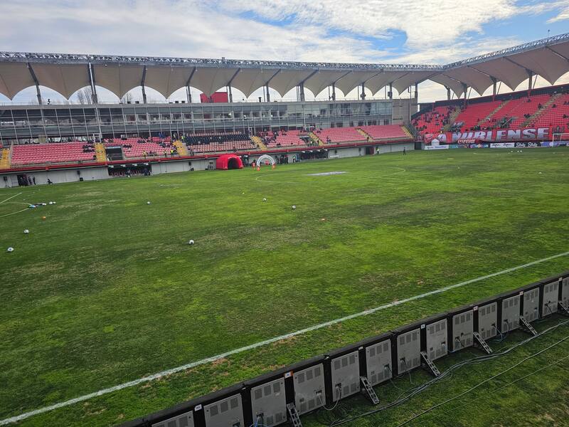 Pésimo estado del campo de juego en el Ñublense vs. U. de Chile.