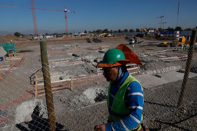 Anuncian decreto que resguarda procesos de construcción.