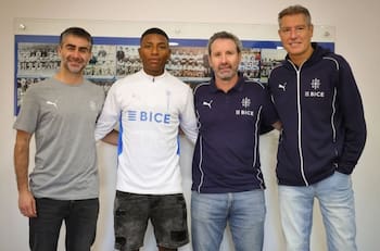 Universidad Católica apuesta al futuro y firma a prometedor delantero colombiano