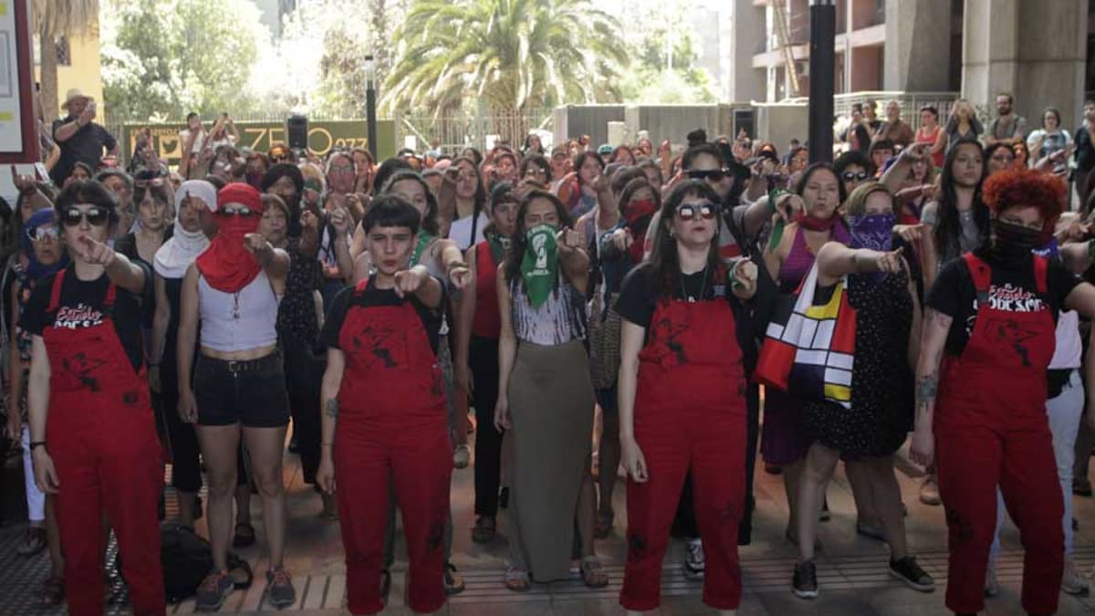 Lastesis reciben potente respaldo de actrices de Hollywood tras denuncia de Carabineros
