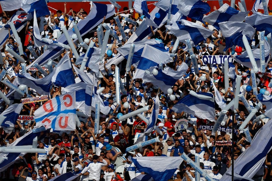 Fanáticos cruzados en el Santa Laura. Foto: Agencia Aton.