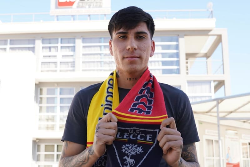 El defensor aún no logra debutar en Lecce de Italia.