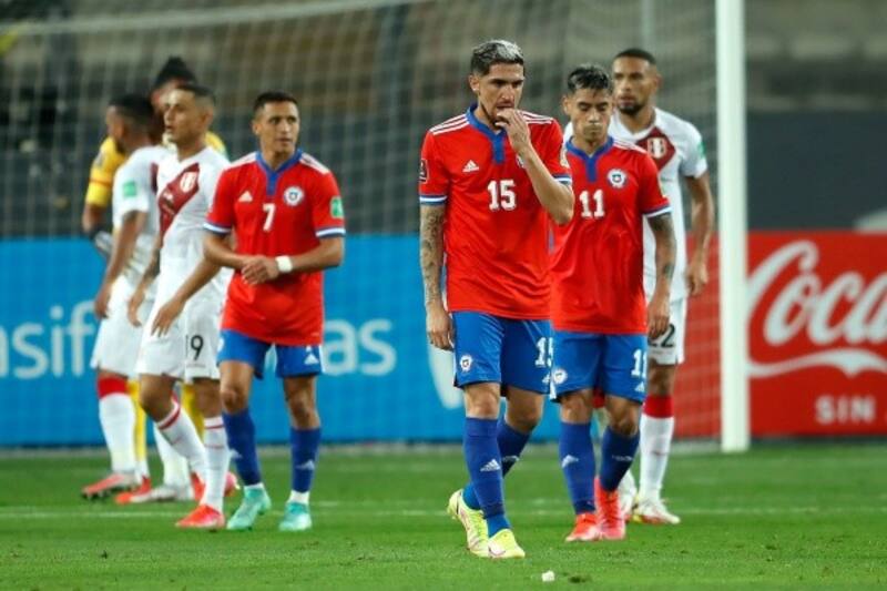 Diego Valdés, Felipe Mora y Alexis Sánchez defendiendo la camiseta de La Roja.