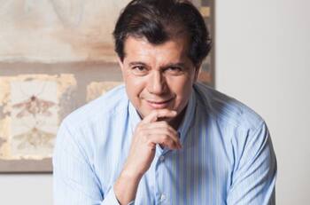 Quién es el doctor Héctor Valdés, cirujano plástico que ha operado a diferentes famosas chilenas