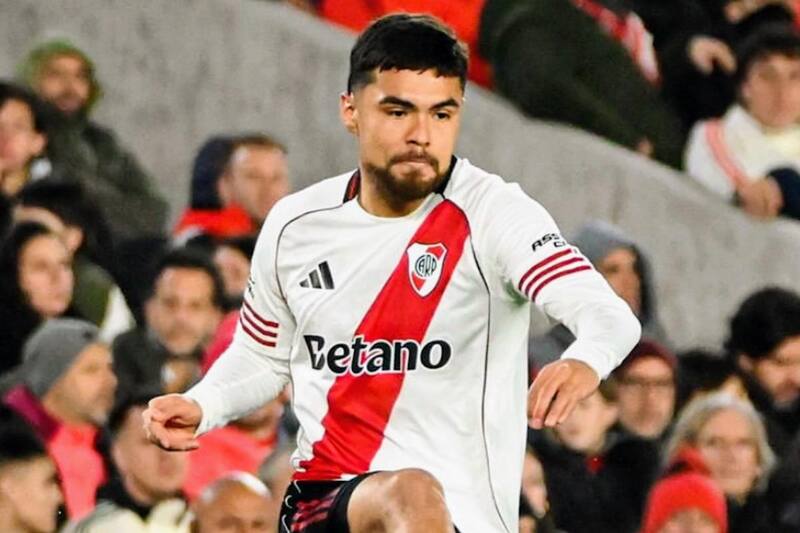 El defensor no ha sumado minutos en los últimos dos partidos de River Plate, por lo que el jugador de la Selección Chilena vive su momento más complicado en Argentina.