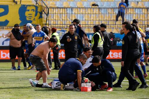 De manera insólita, fue encarado por barristas mientras era atendido. Foto: Photosport
