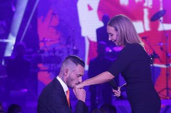 Karen Doggenweiler y su felicidad tras conducir “La Fiesta de Chile” junto a Mauricio Pinilla: “Fue genial compartir con el equipo”