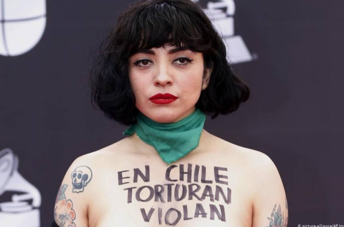 Vandalizan mural de Mon Laferte con consignas adherentes al Rechazo