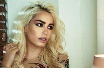 Lali Espósito sorprende a sus fans con apasionado beso a modelo venezolana