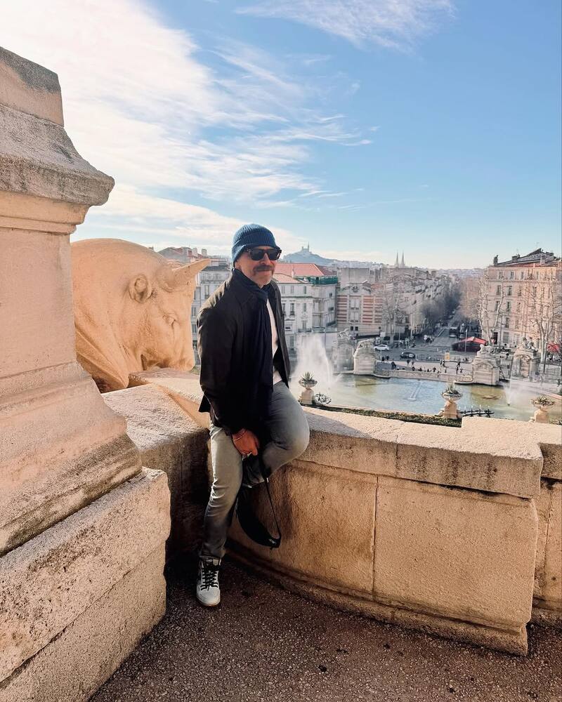 compartió una foto posando con Marsella de fondo.