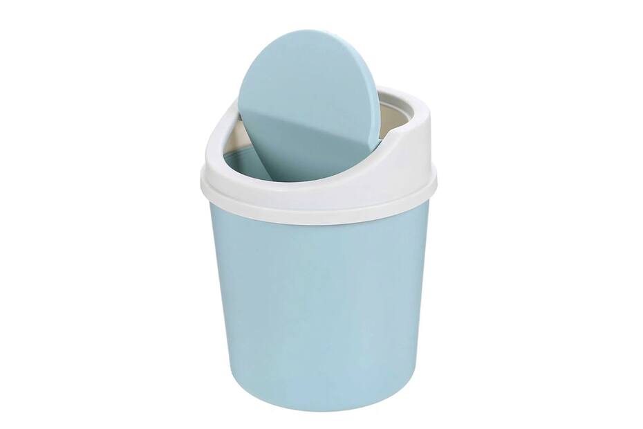 Bote de basura pequeño, disponible en varios colores para diferentes espacios del hogar.