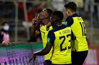 La razón de la polémica dedicatoria de Pervis Estupiñán en el gol de Ecuador ante Chile