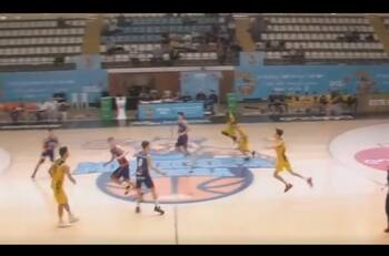 Espectacular triple desde mitad de cancha de jugador de 13 años en el Basketball juvenil de España