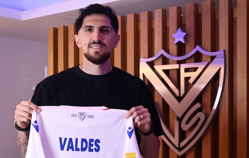 en su llegada a Vélez Sarsfield. Foto: @Velez.