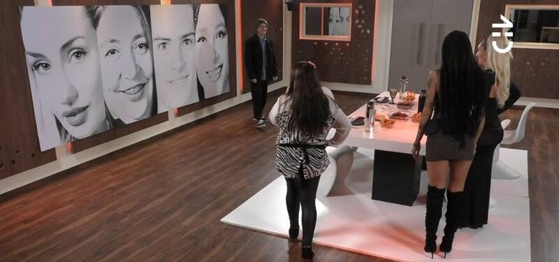 La gigantografía que recibió a Jennifer Galvarini, Francisca Maira, Benjamín Lagos y Estefanía Galeota en la cena. Foto: CHV.