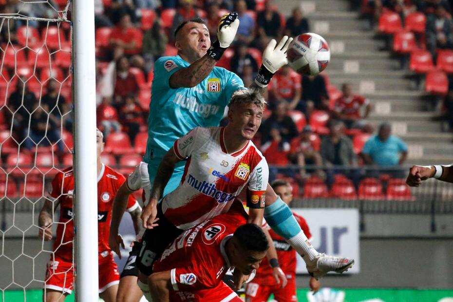 Jugadores de Unión La Calera y Curicó Unido disputan un balón durante el partido correspondiente a la cuarta fecha del Campeonato Nacional, jugado en febrero en el Estadio Nicolás Chahuán. Foto: Agencia Aton.