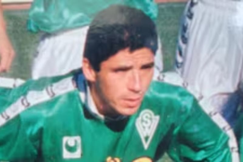 El Mágico jugó en Santiago Wanderers durante toda la década del 90, aunque en 1997 pasó por Everton