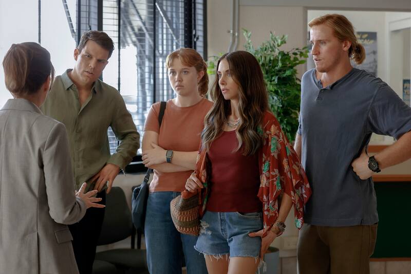 Jake Lacy es Troy, Essie Randles es Brooke, Alison Brie es Amy, Conor Merrigan-Turner es Logan en “Apples Never Fall”