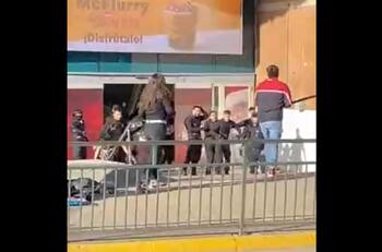 VIDEO | Turba de mecheros atacó con fierros y palos a guardias de Mall Marina en Viña del Mar