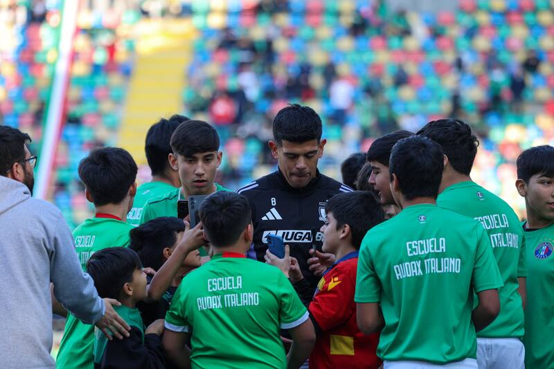 y su lindo gesto con pequeños futbolistas de Audax Italiano. Foto: Felipe Escobedo