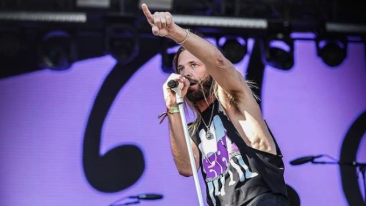 Con velas y silencio: El espontáneo homenaje de los fans de Foo Fighters en Colombia tras enterarse de muerte de Taylor Hawkins