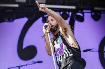 Con velas y silencio: El espontáneo homenaje de los fans de Foo Fighters en Colombia tras enterarse de muerte de Taylor Hawkins