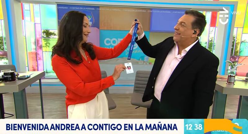 Julio César Rodríguez entrega credencial a Andrea Arístegui en su bienvenida. Créditos: Captura CHV