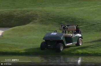 VIDEO| ¡Llamen a los Cazafantasmas! Carro de golf "poseído" se fue al agua en el Travelers Championship
