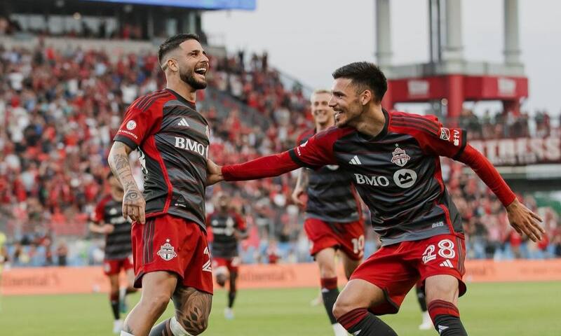 El italiano, se encuentra vistiendo la camiseta del Toronto FC de Canadá. Créditos: @lorinsigneofficial.