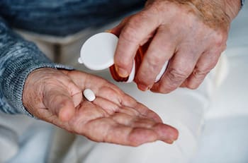 Adultos mayores pueden recibir reembolso de $5.000 por cada compra en medicamentos: así se solicita el dinero