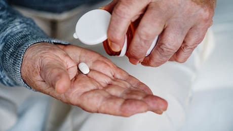 Adultos mayores pueden recibir reembolso de $5.000 por cada compra en medicamentos: así se solicita el dinero